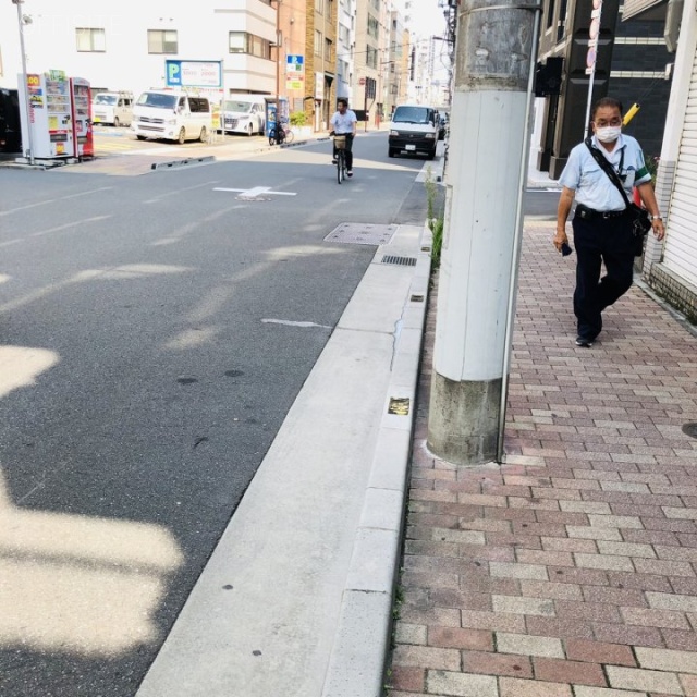 ラシーヌ東上野 ビル前面道路