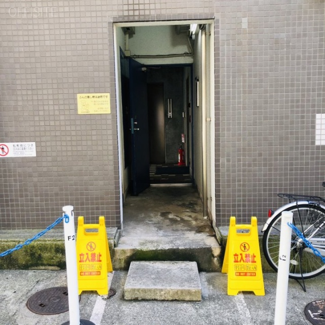 新宿F2ビル エントランス
