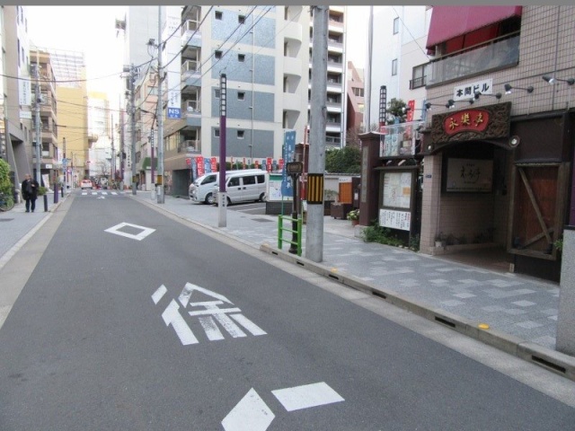 本間ビル ビル前面道路