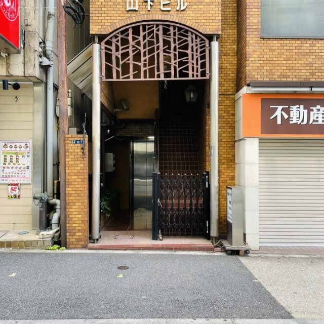 山下ビル エントランス