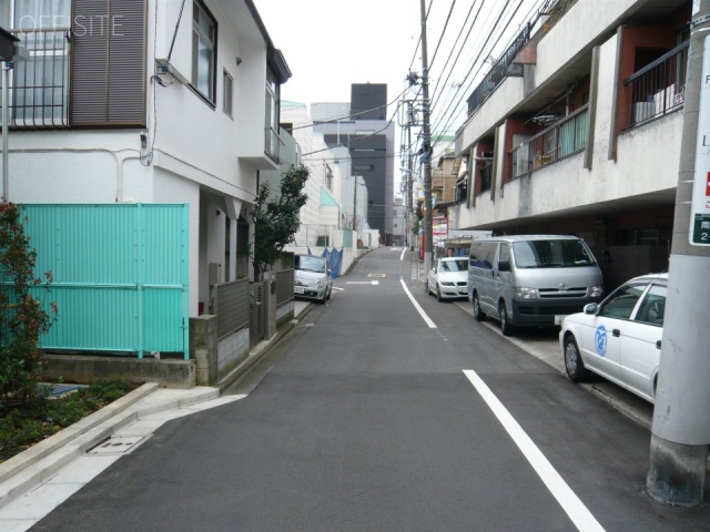 青山ラルゴビル ビル前面道路