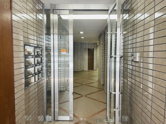 東京エムワイビル　オフィスビル出入口