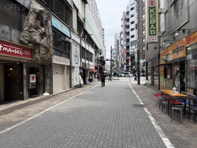 神田パリービル 前面道路