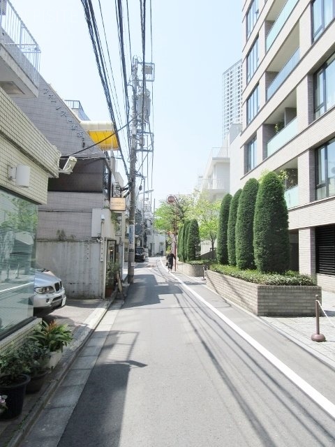 クレスト赤坂 ビル前面道路