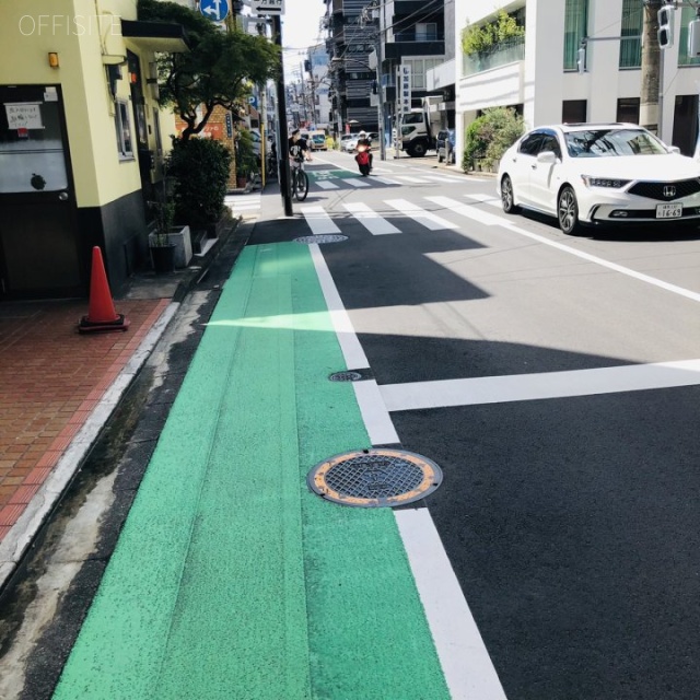 臼井ビル ビル前面道路