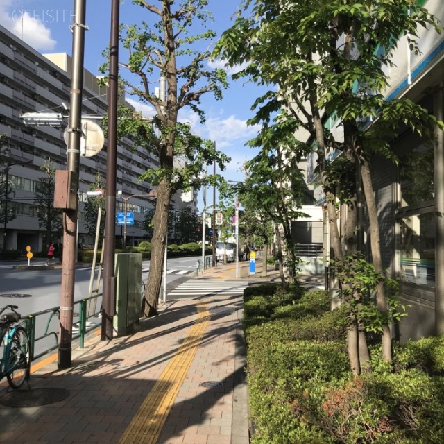 JMFビル江戸川橋01 ビル前面道路