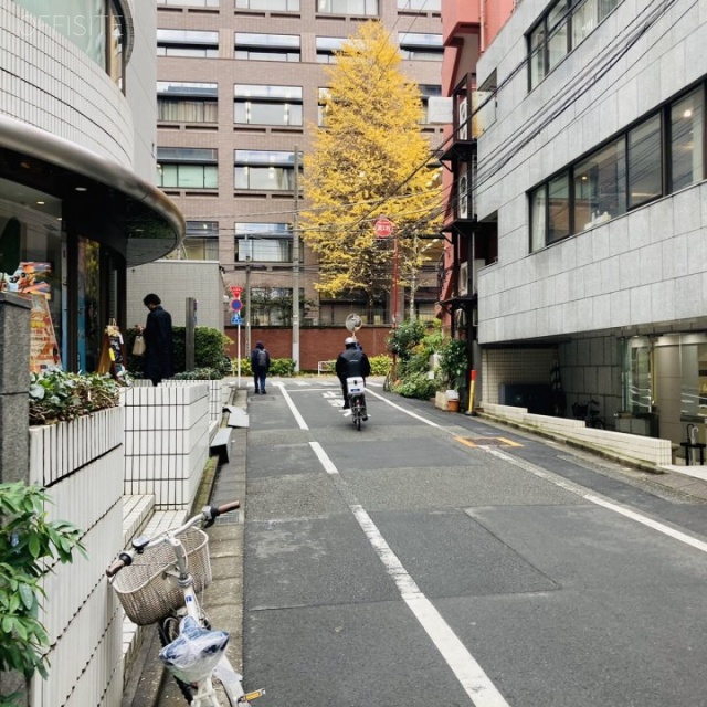 青山エイティーンビル ビル前面道路