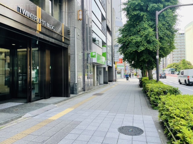 ツイントラスビル　前面歩道