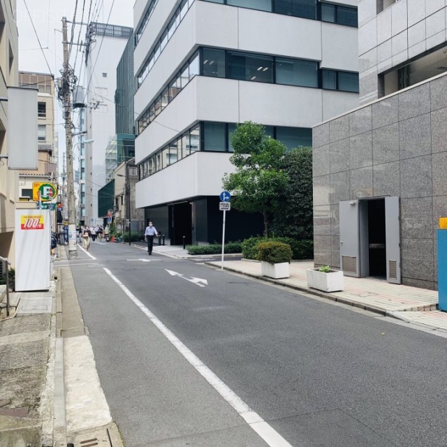 宝ビル別館 ビル前面道路