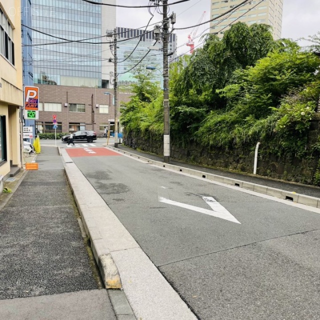 京須ビル ビル前面道路