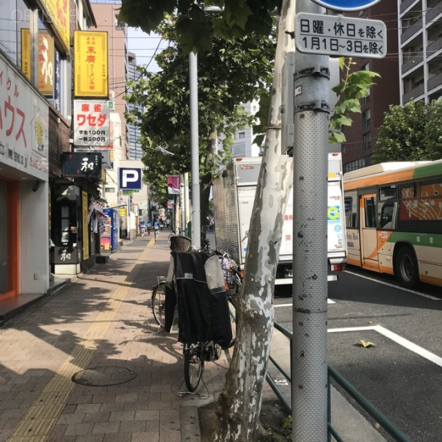 AUビル ビル前面道路