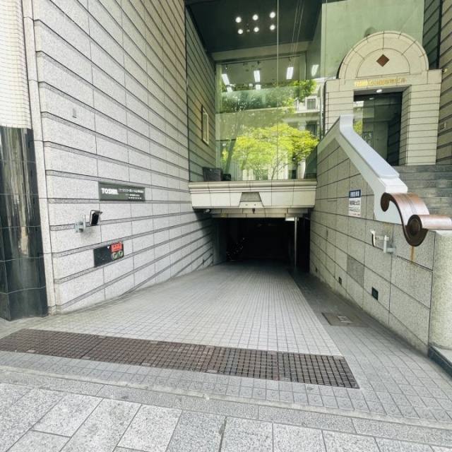 TOSHIN広小路本町ビル 駐車場出入口