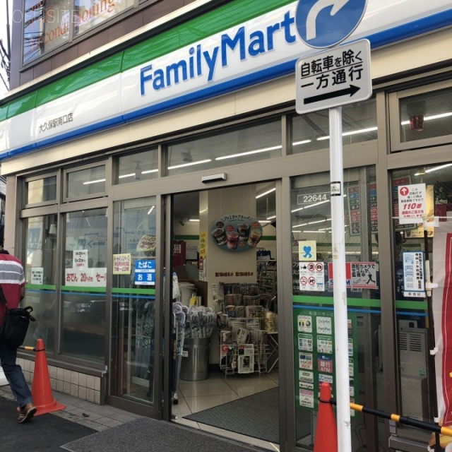 蕃ビル 1階にコンビニあり