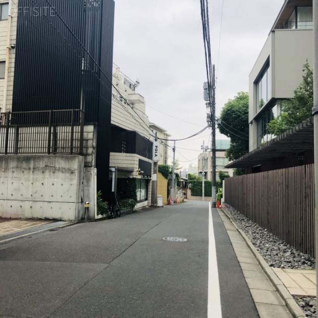 ヴァイス表参道 ビル前面道路