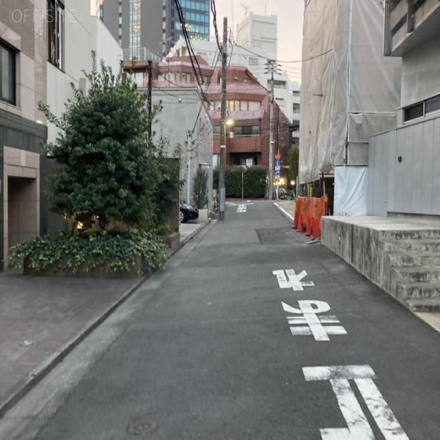 マリンダイースト ビル前面道路