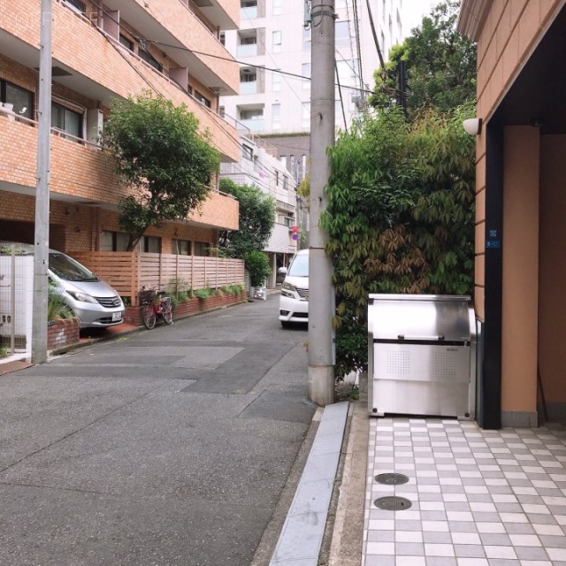 岩井レースビル ビル前面道路