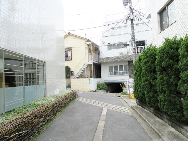 COSMOS MARUSA(コスモスマーサ) ビル前面道路