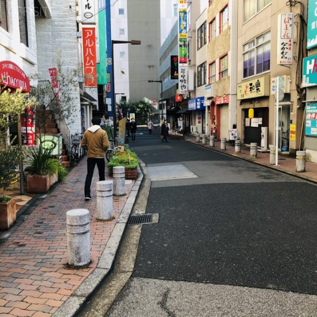 ホワイトハウスビル ビル前面道路