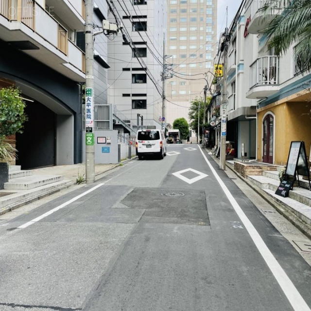 ビバリーヒルズ ビル前面道路