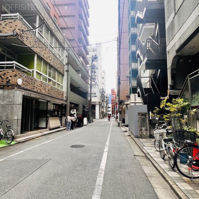 Uniーworks新宿御苑 前面通り