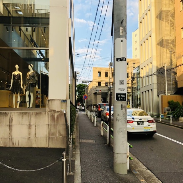 南青山511ビル ビル前面道路