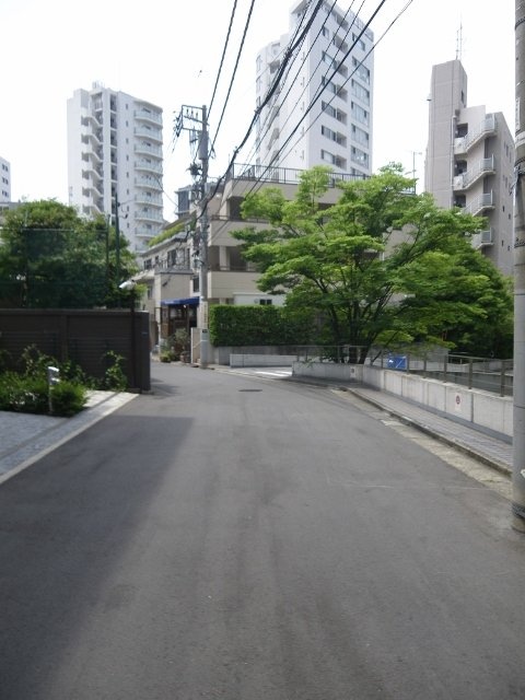 HIビル　ビル前面道路