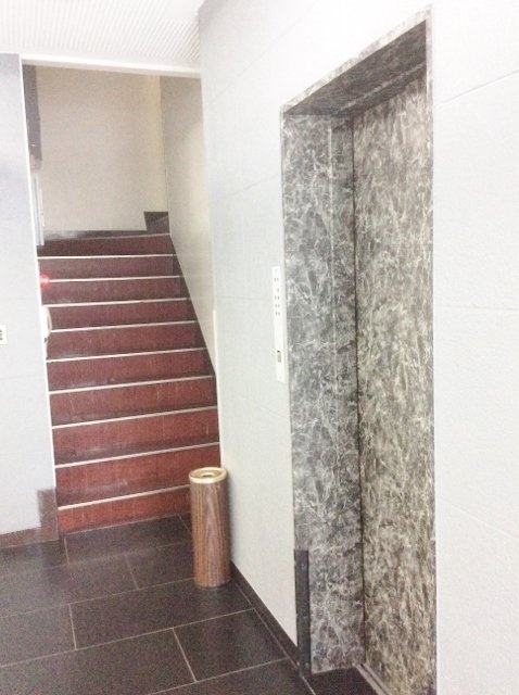 岩片ビル エレベーター