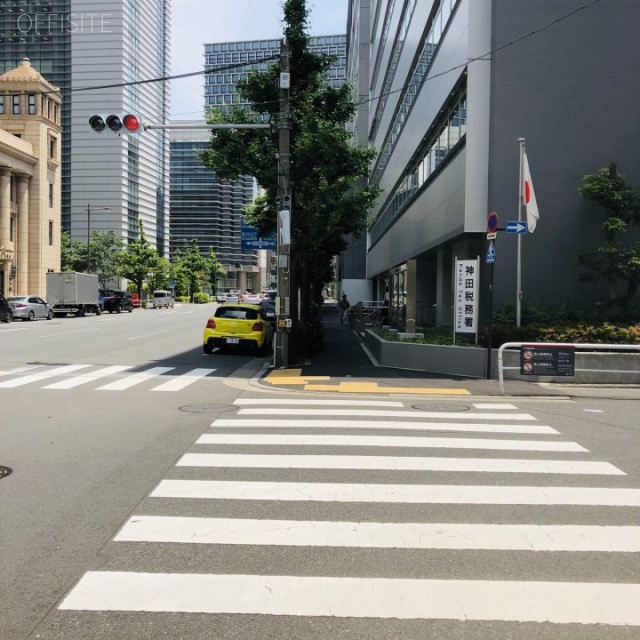 興和一橋ビル別館 ビル前面道路 神田警察通り