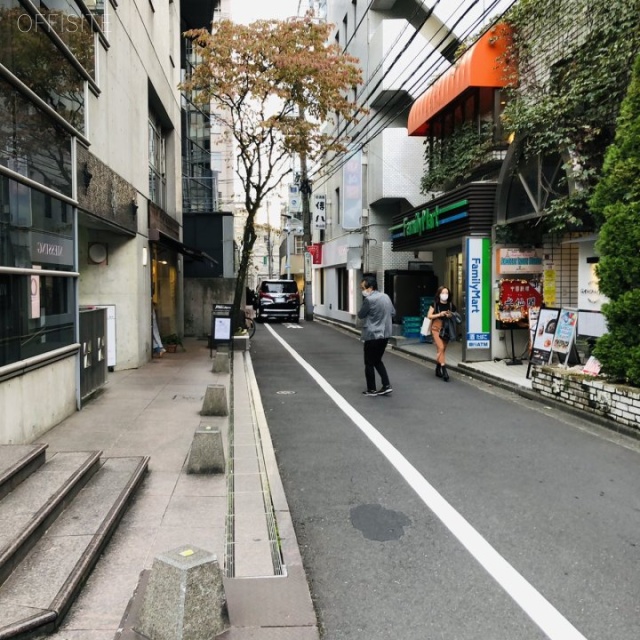 SCENEAKIRA(セーヌアキラ) ビル前面道路