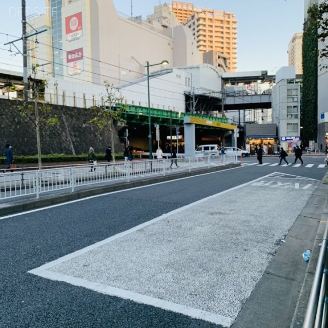 A-PLACE五反田駅前 ビル前面道路