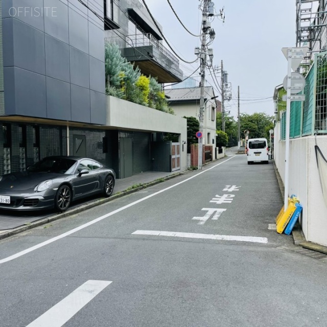 Gスクエア南青山 ビル前面道路