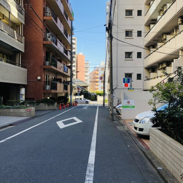 新宿ガーデンビル ビル前面道路