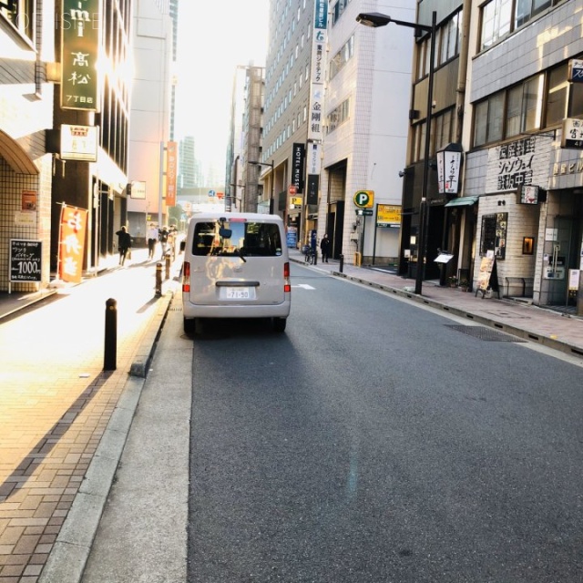 銀座新六洲ビル ビル前面道路