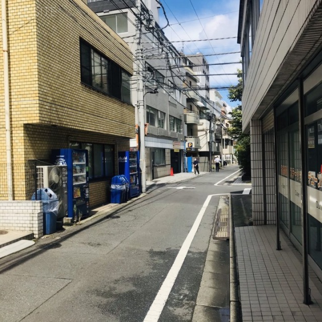 シンコービル ビル前面道路