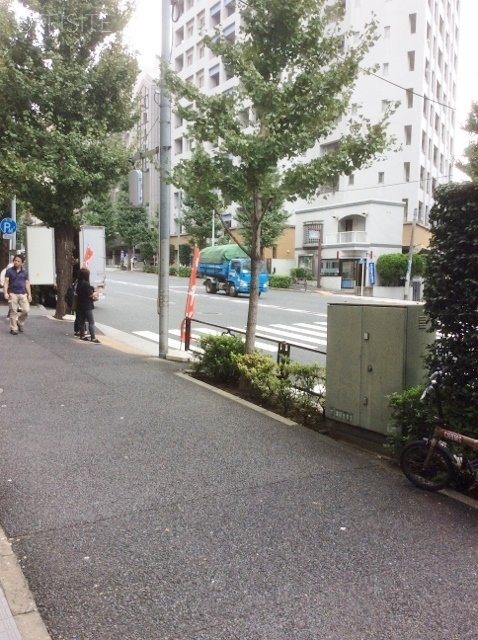 ベルスクエア本郷 ビル前面道路
