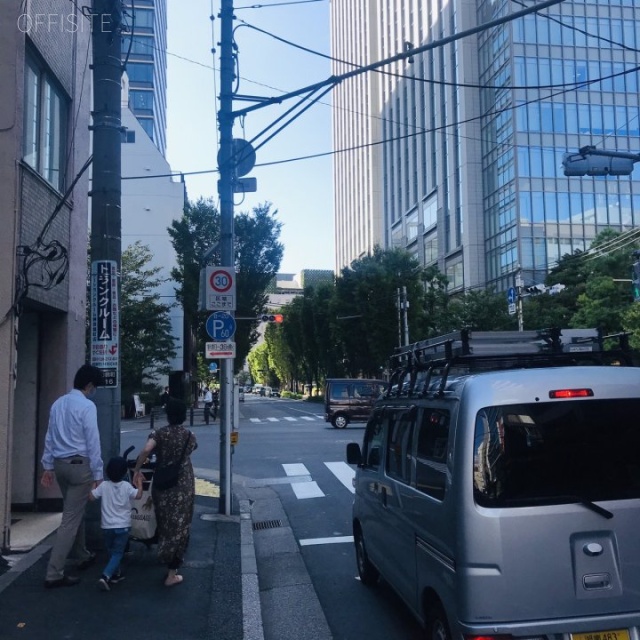 エルヴァージュ神田錦町 ビル前面道路