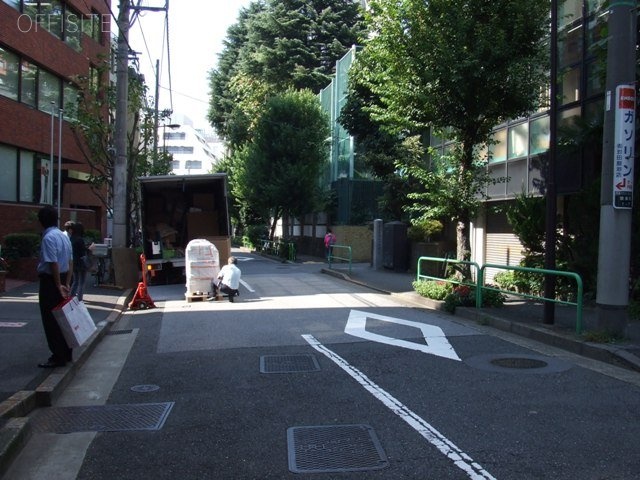 下平ビル ビル前面道路