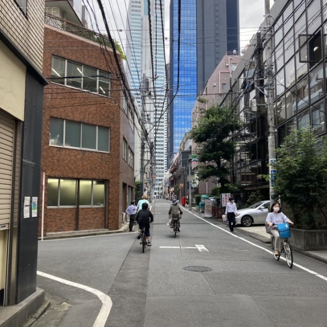フジビル18 ビル前面道路