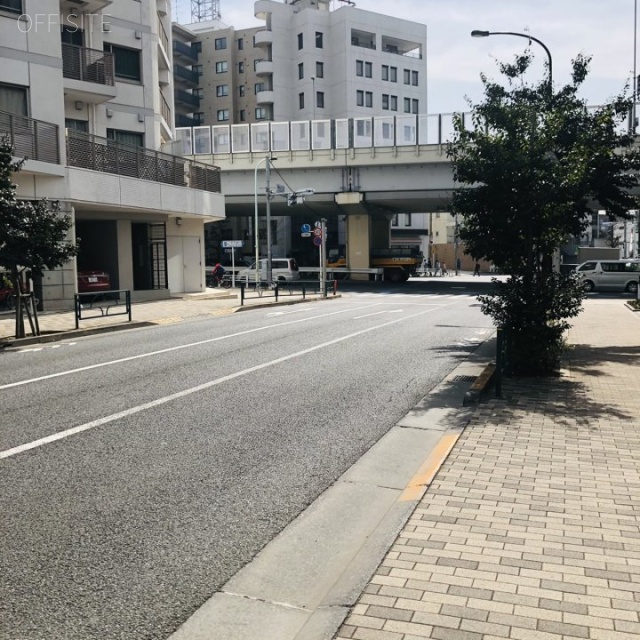 Tri-Angle MINAMIAOYAMA ビル前面道路