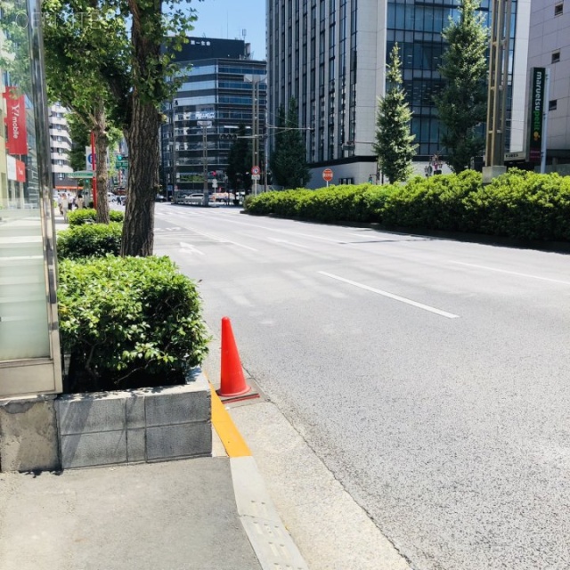 セイコー八重洲通ビル　ビル前面道路