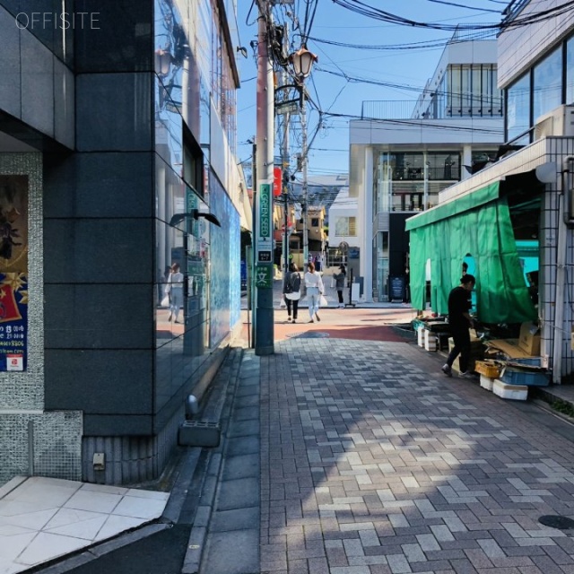 アイズビル ビル前面道路