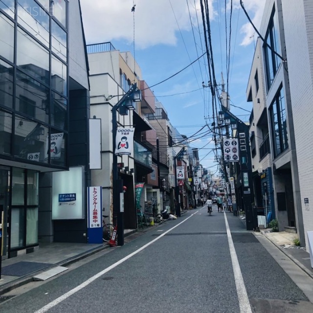 MANA下北沢 ビル前面道路