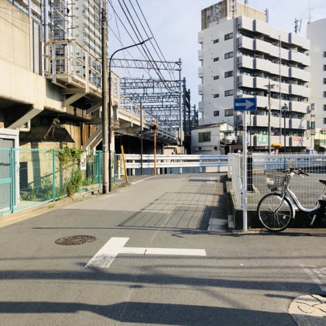 YMK曳舟 ビル前面道路