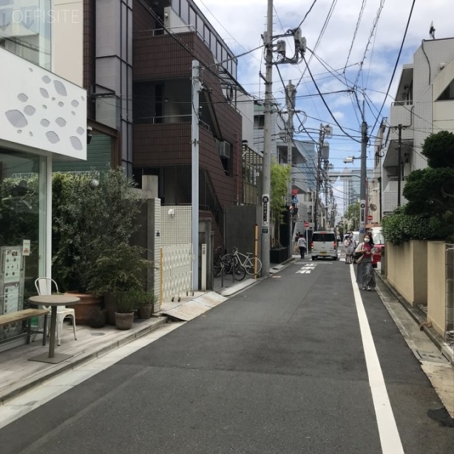 アピス表参道スクエア ビル前面道路