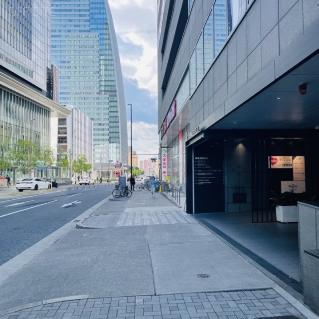 東進名駅ビル 前面歩道