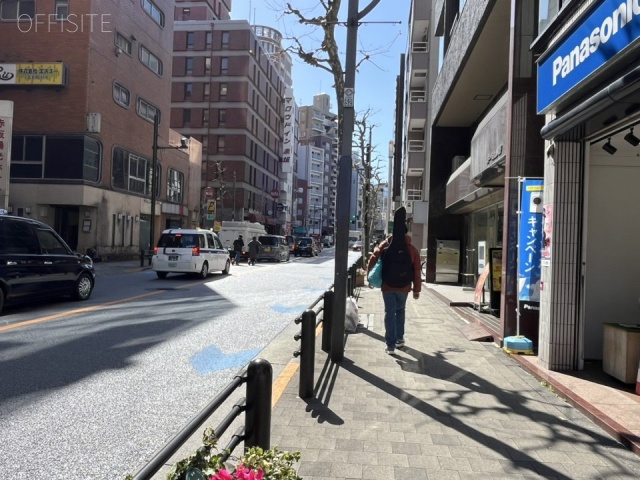 赤坂今野ビル 前面道路は赤坂通りです。乃木坂駅方面