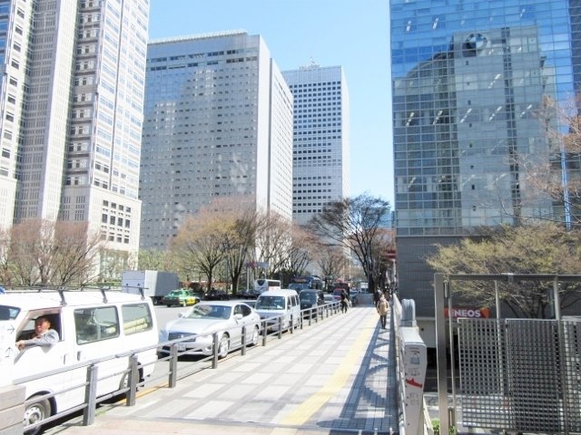 西新宿KSビル ビル前面道路