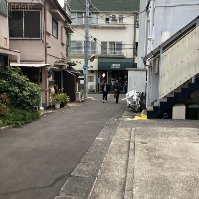 カミニートハウス ビル前面道路