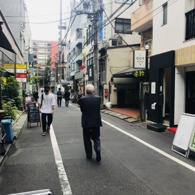 青山宮野ビル ビル前面道路