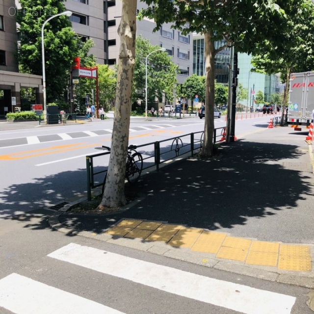 西新橋AIビル ビル全面道路